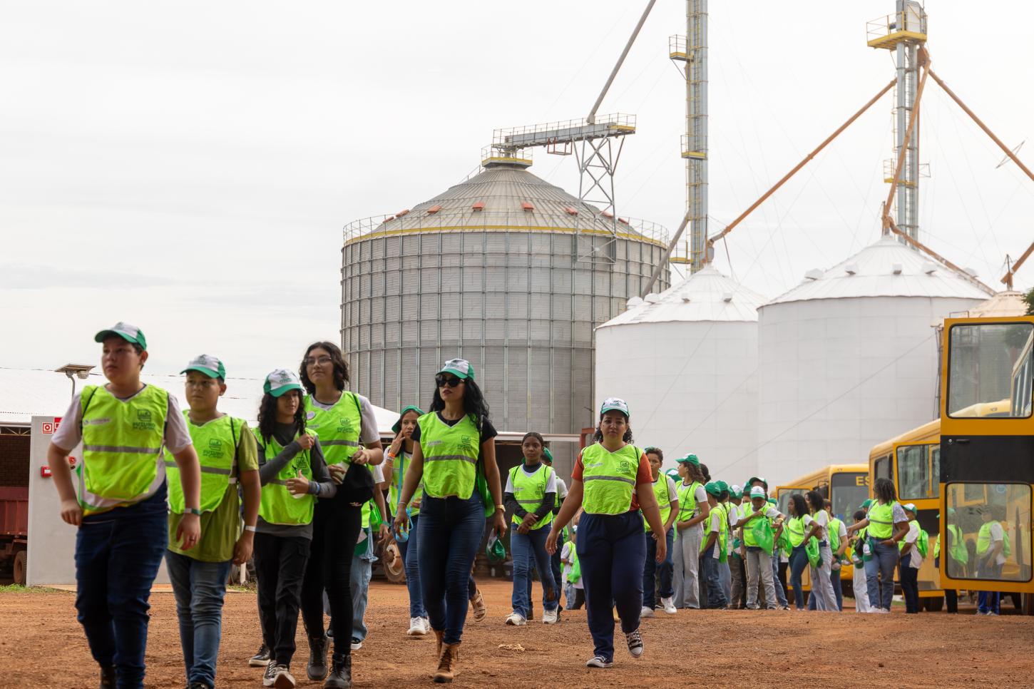 Alunos da rede municipal conhecem fazenda sustentável produtora de grãos