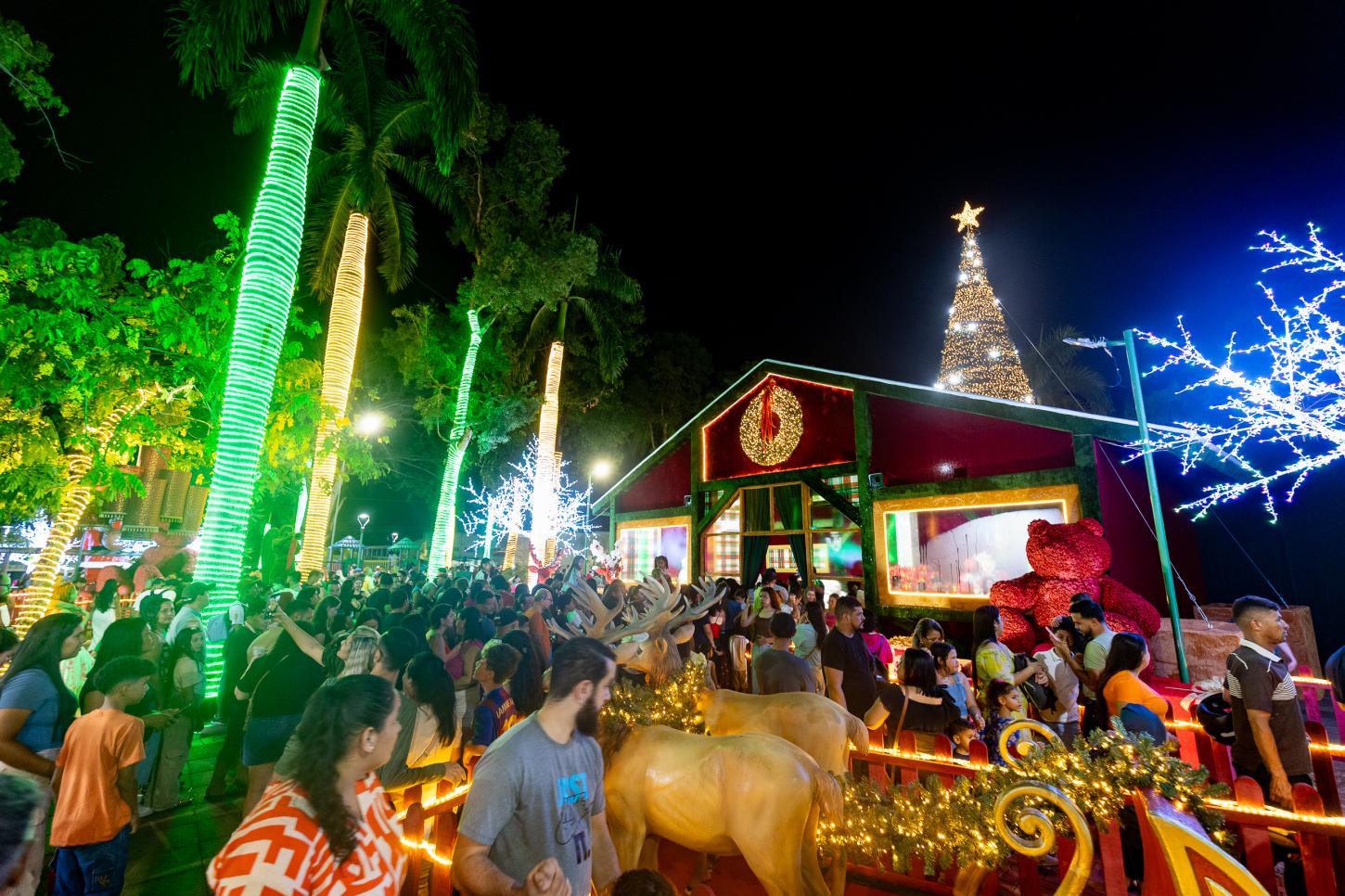 Abertura do Natal do Amor reúne milhares de pessoas na praça BrasilAbertura do Natal do Amor reúne milhares de pessoas na praça Brasil