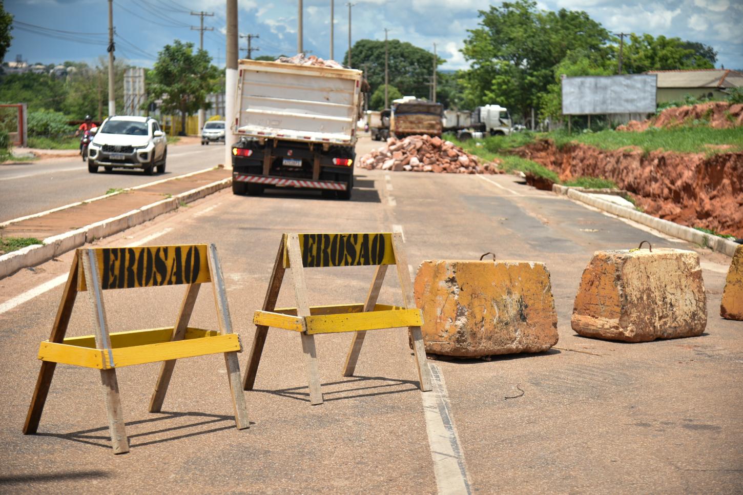Avenida dos Estudantes está interditada para obra no sistema de drenagem