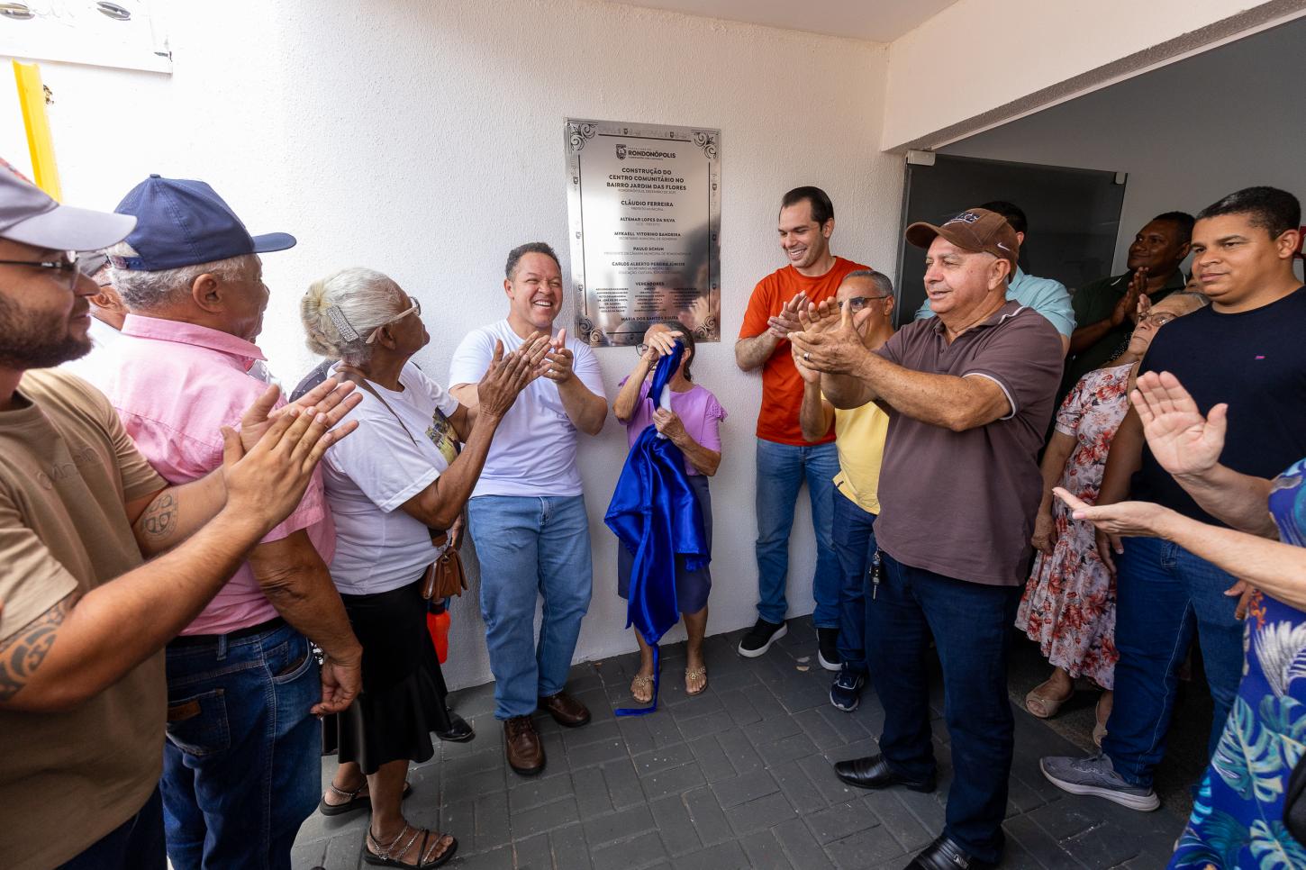 Prefeito inaugura centro comunitário no Jd. das Flores e homenageia pioneira