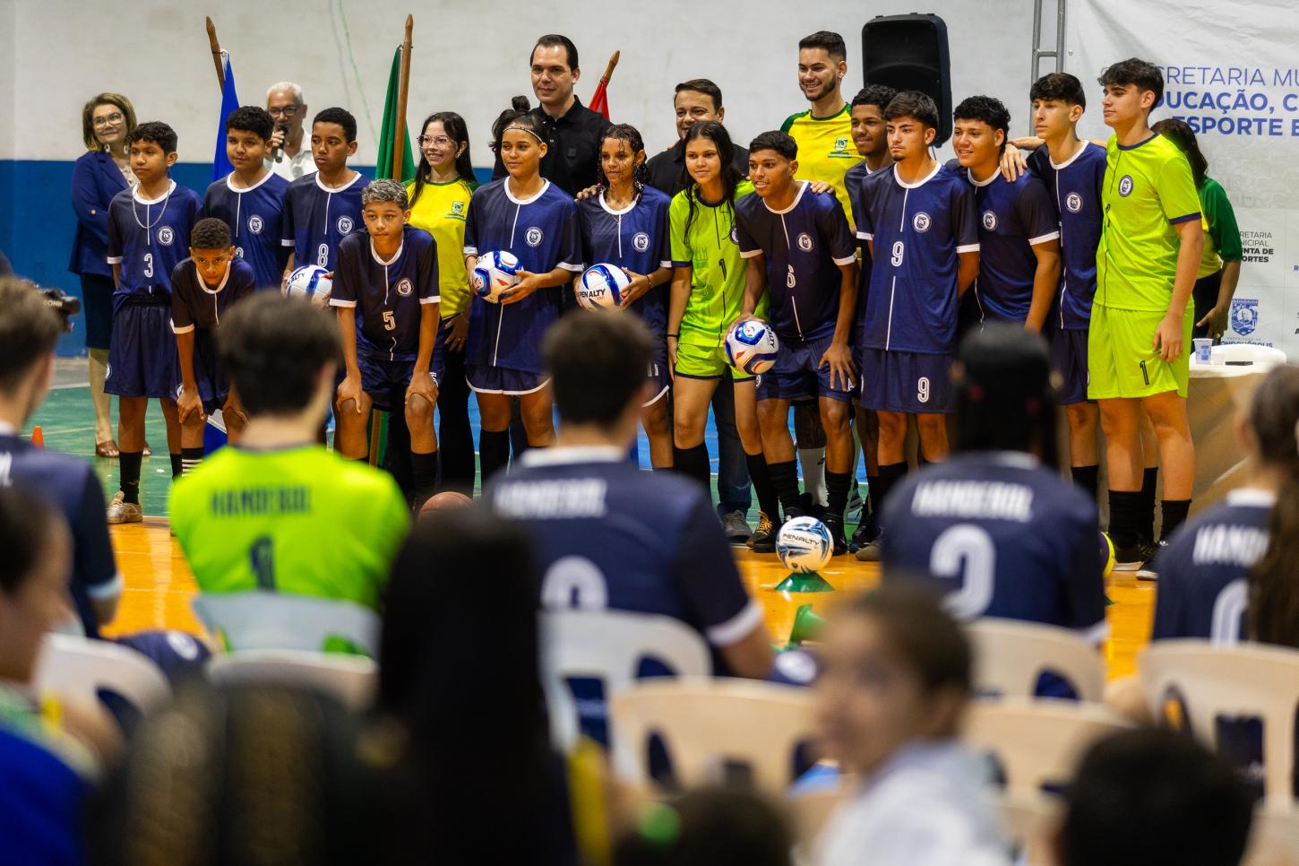Prefeitura faz entrega de kits esportivos e uniformes para fortalecer polos de projeto e seleções estudantis
