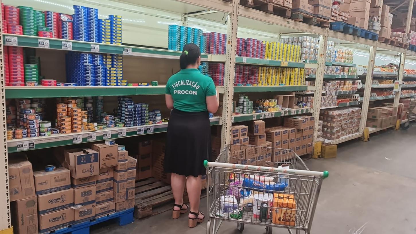 Fiscalização apreende mais de cem produtos em atacarejo em Rondonópolis