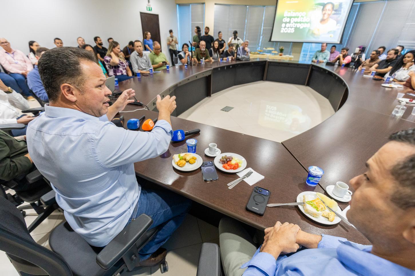Prefeito recebe a imprensa para fazer balanço da gestão e troca de informações