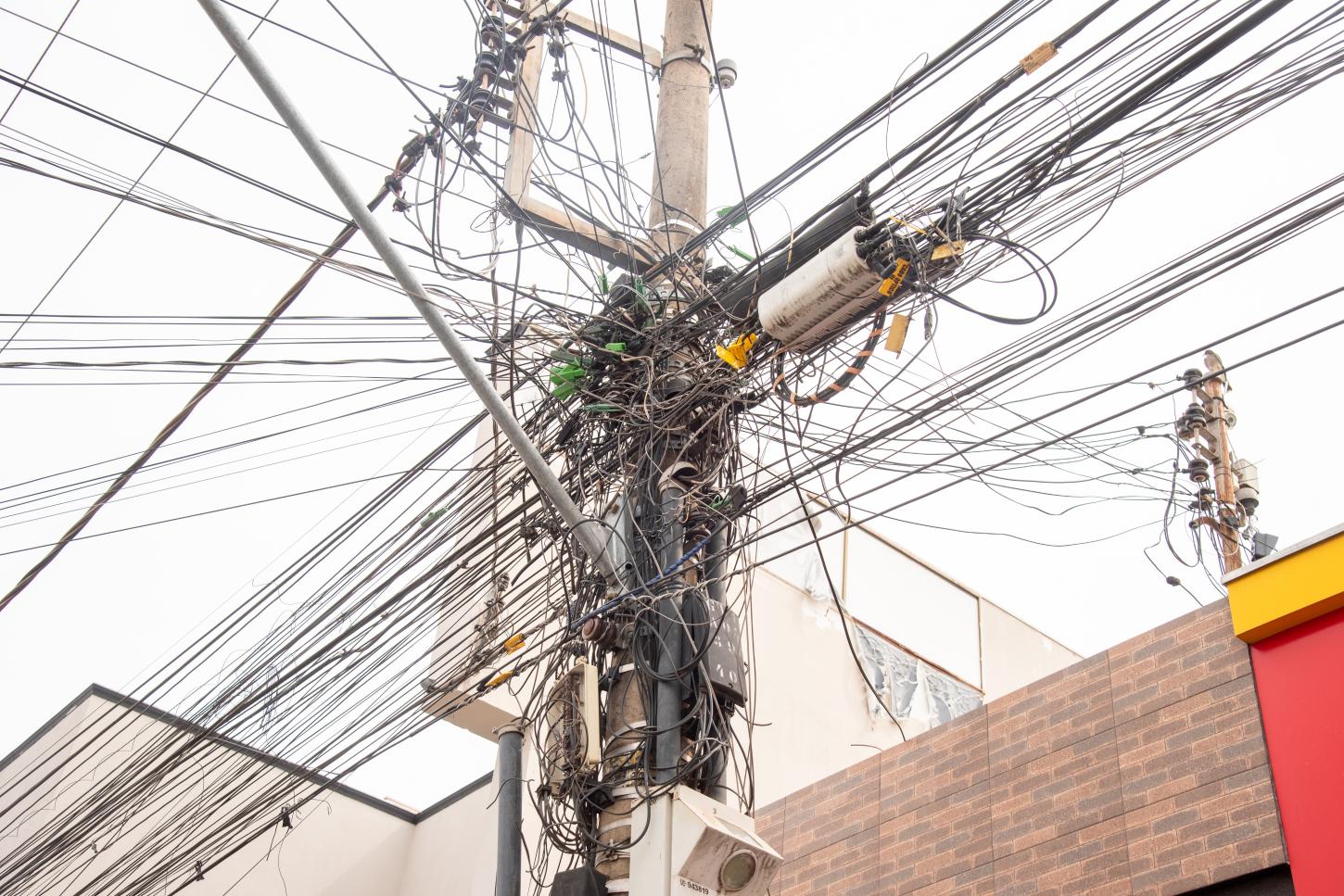 Procon multa Energisa em R$ 370 mil por não retirar fiação sem uso dos postes