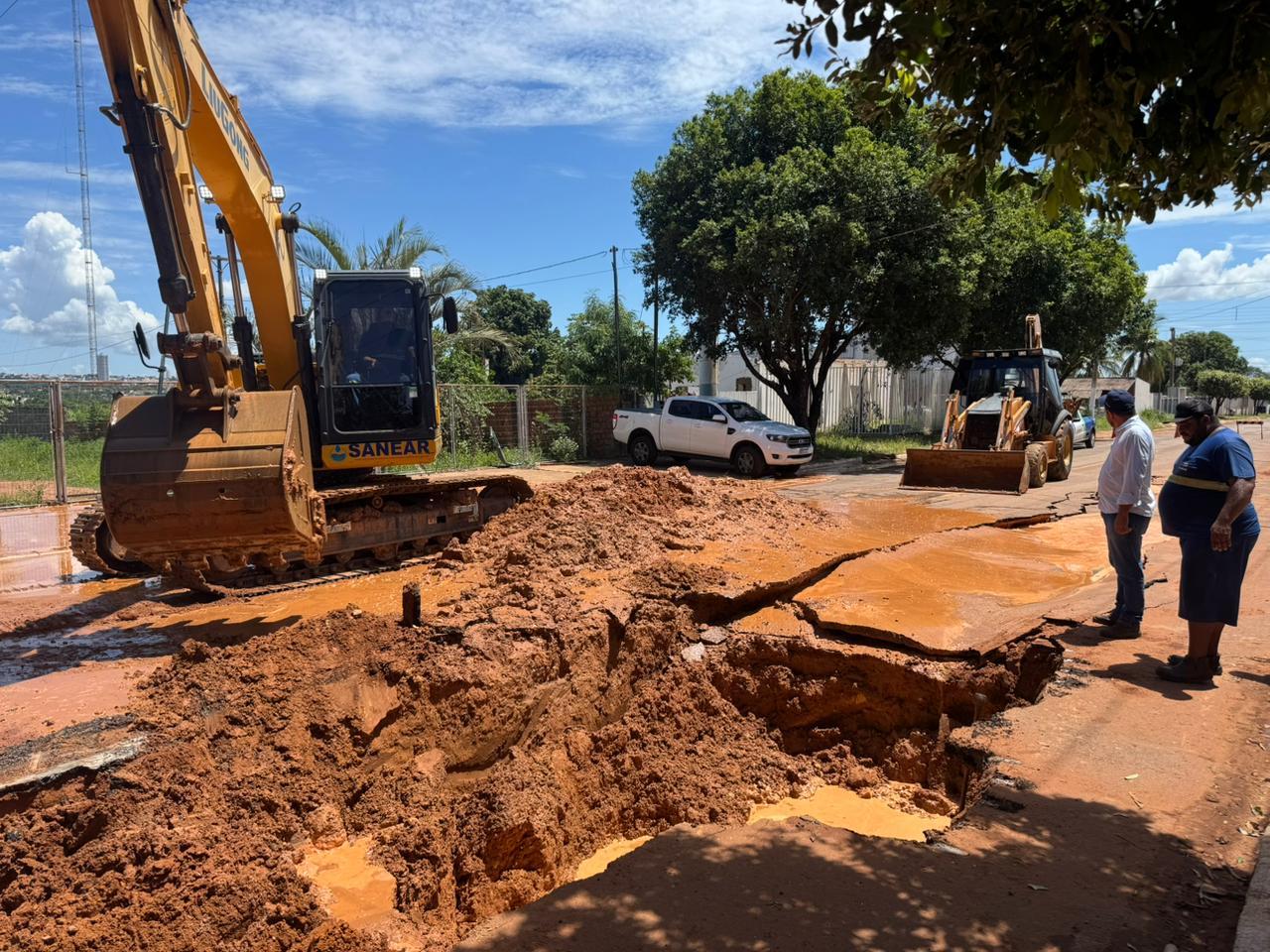 SANEAR já atua em rompimento de adutora; ônibus é retirado do local