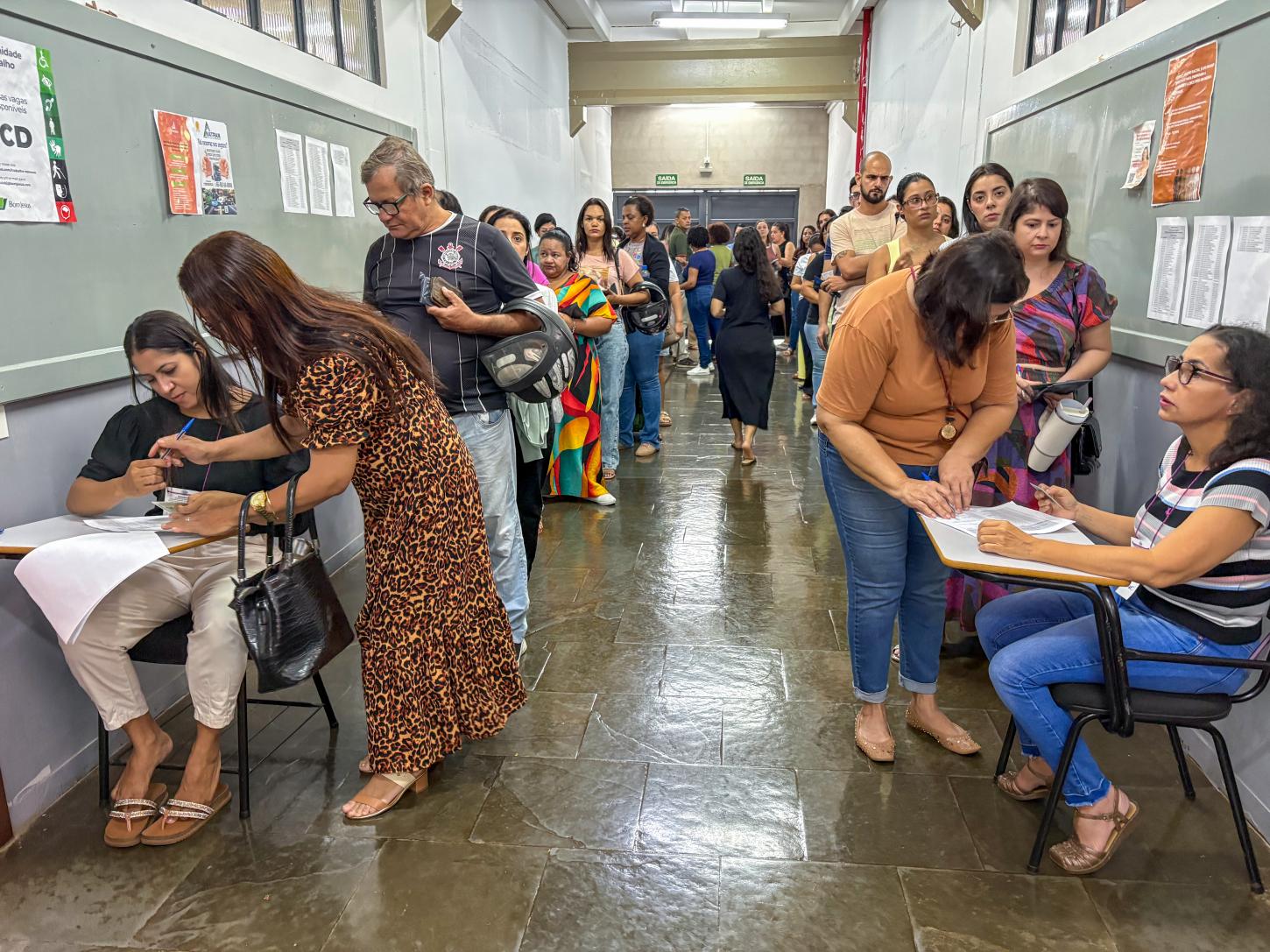 Cerca de 1.200 candidatos realizaram provas neste domingo (01)