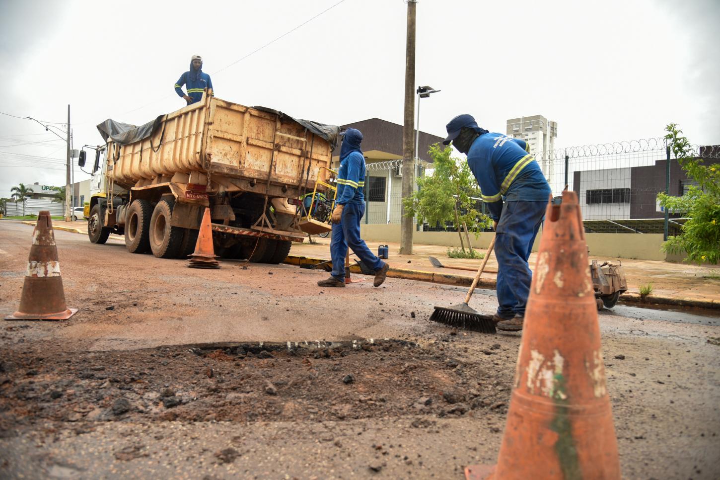 Operação tapa-buracos é intensificada em vias que são importantes corredores de tráfego