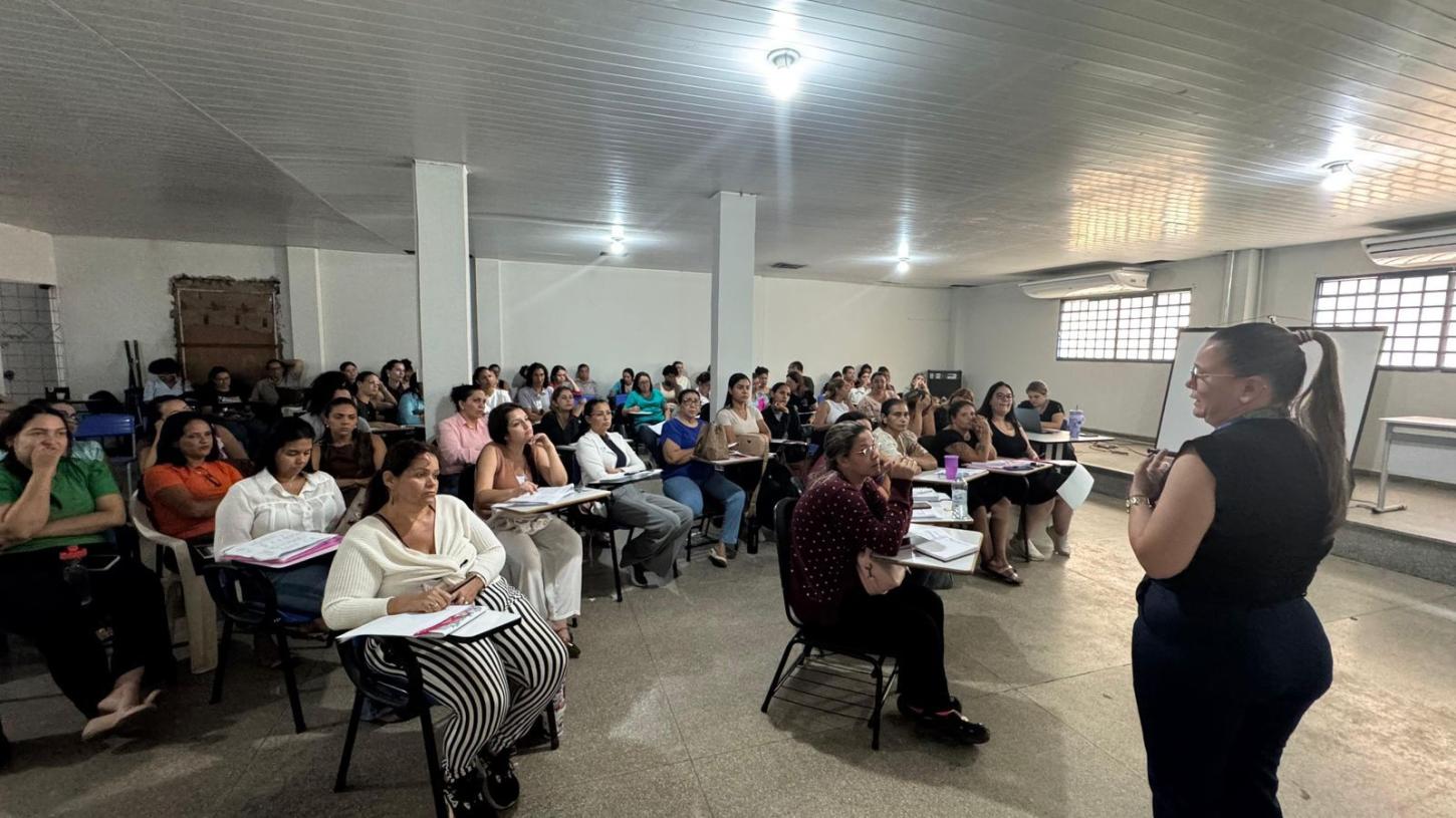 Equipes de saúde passam por atualização para garantir vacinação segura