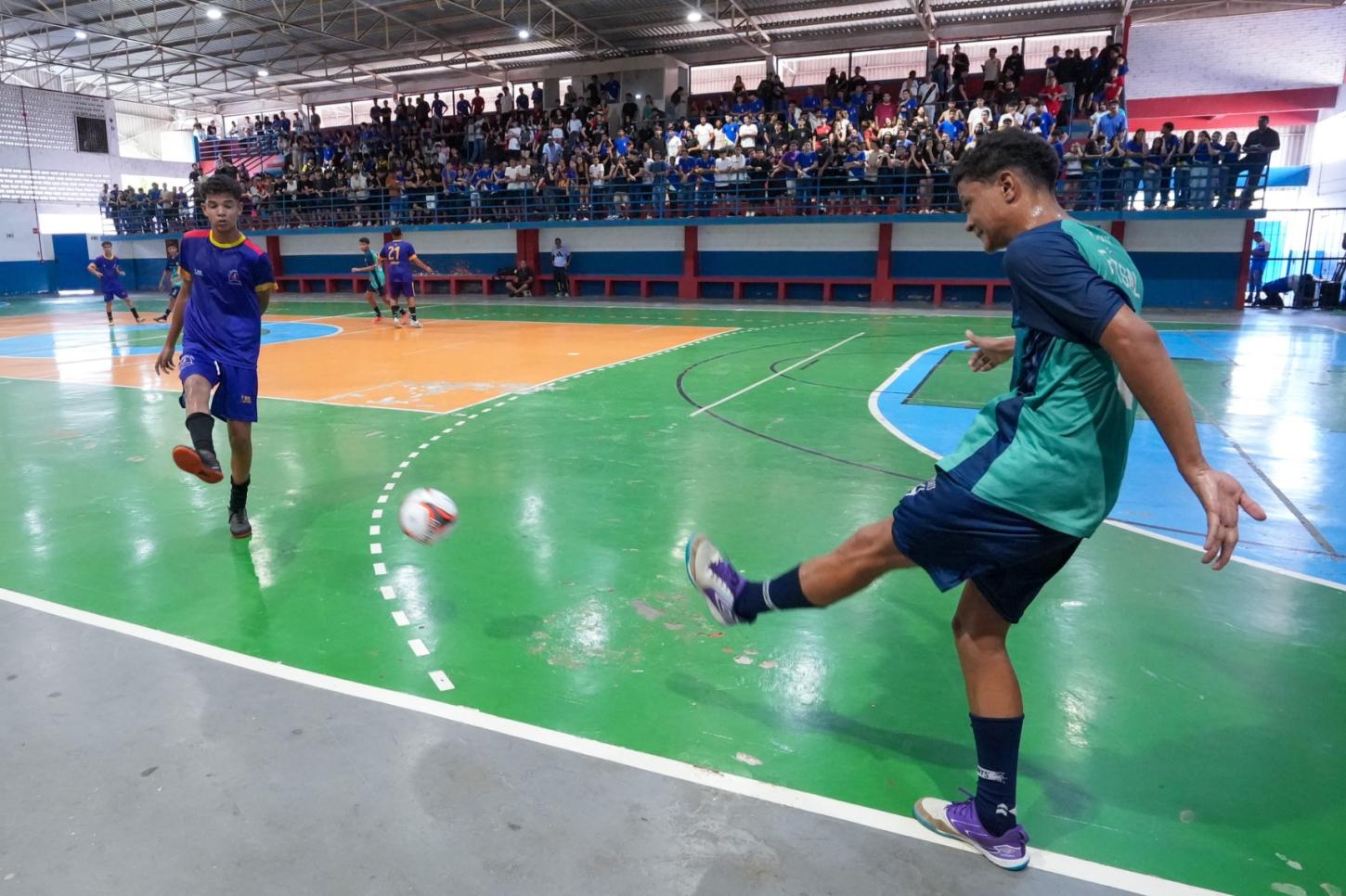 Jogadas certeiras e animação da torcida marcam final do futsal