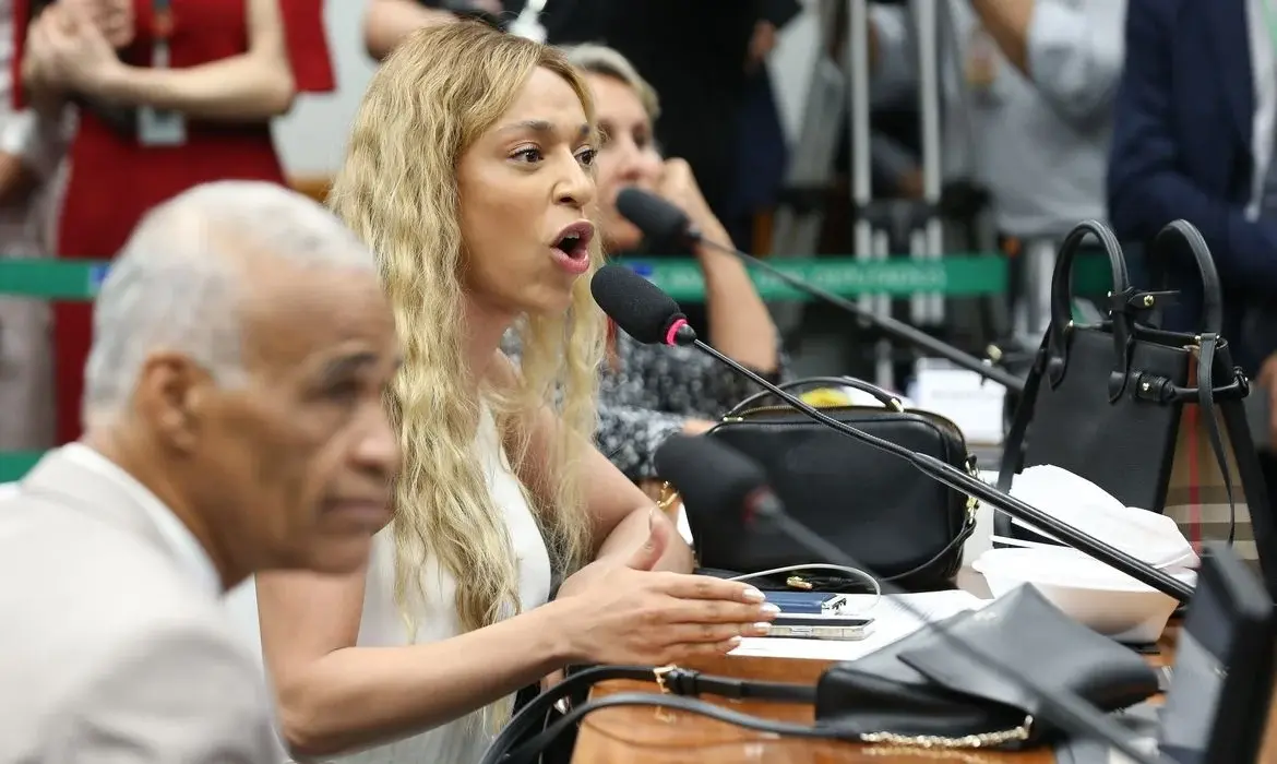 Deputada ameaça usar lei Maria da Penha contra Erika Hilton: ‘Tem a força de um homem’