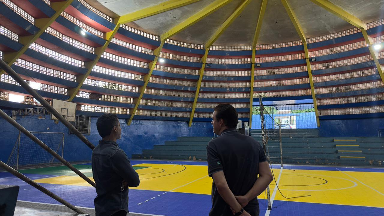 Deputado Thiago Silva vistoria EEMOP e solicita reforma completa da quadra poliesportiva