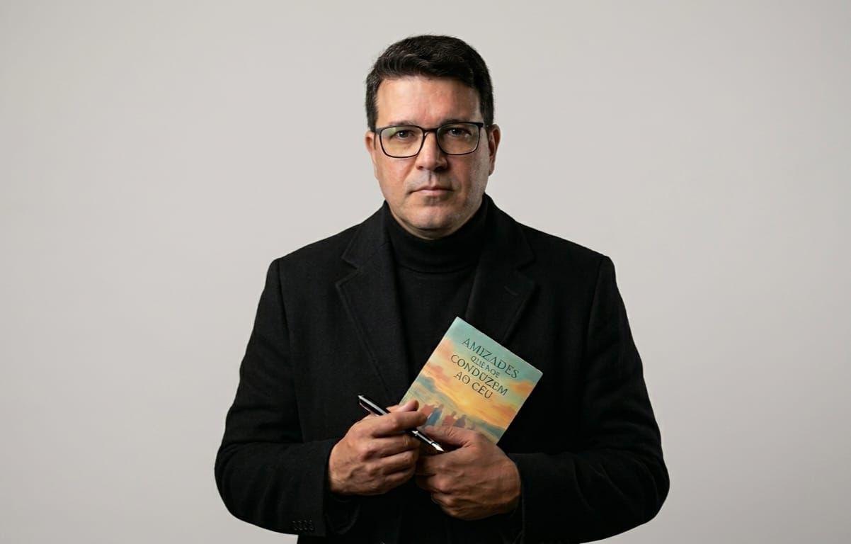 Escritor Carlos Zanardini lança livro no Rondon Plaza Shopping