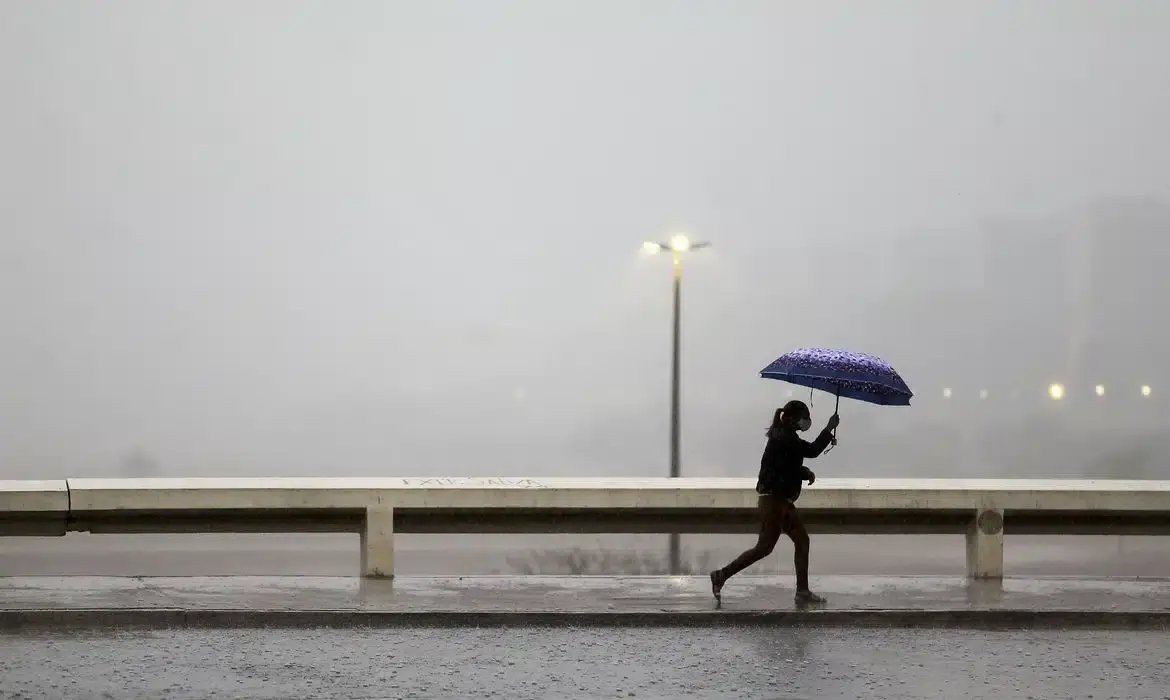 Fim de semana tem alerta de chuva para o Norte e extremo Sul do país