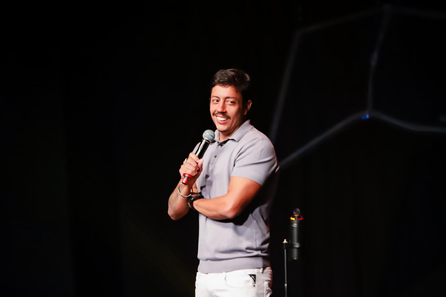 Renato Albani apresenta o espetáculo “A Ignorância É Uma Dádiva” em Rondonópolis