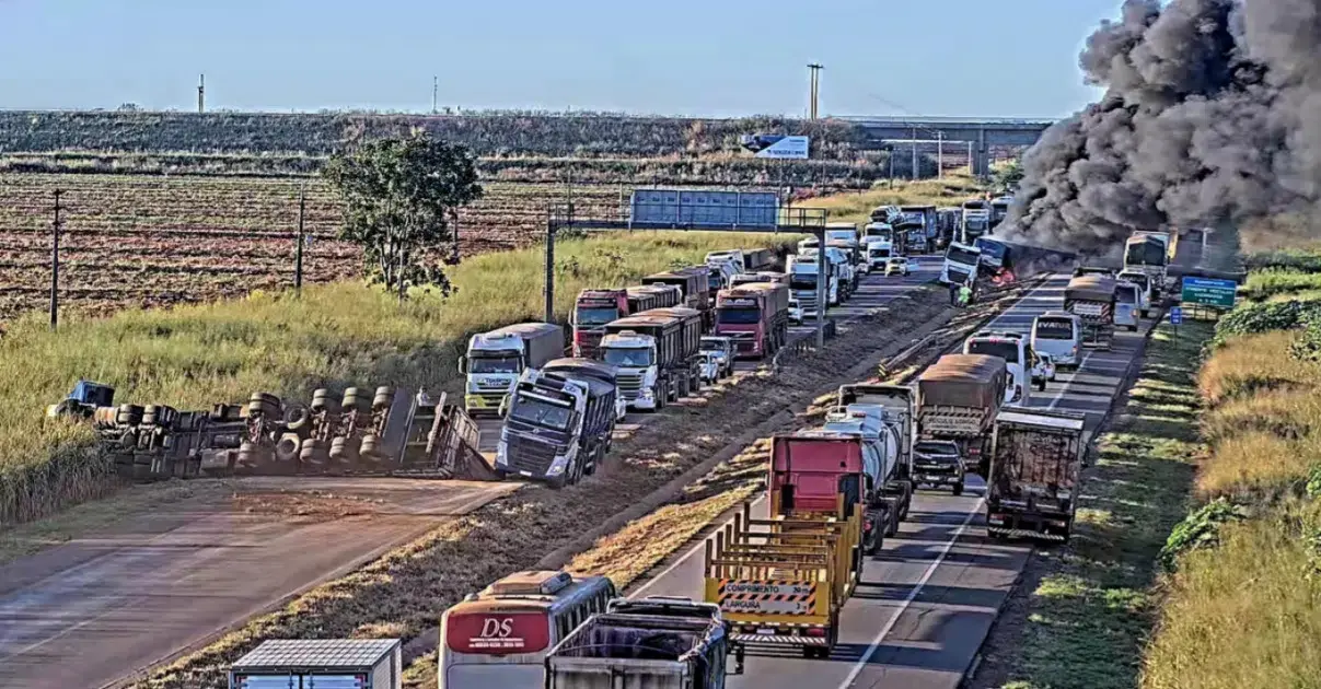 BR-163 é totalmente interditada em Rondonópolis após acidentes com caminhões e incêndio