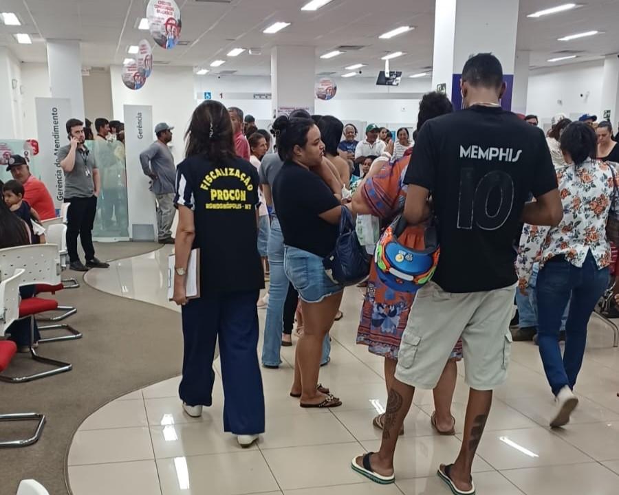 Procon autua banco devido à demora no atendimento a idosos