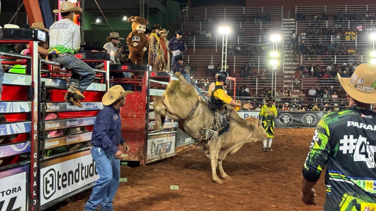 Noite de quinta-feira com disputas acirradas na Semana do Cavalo Rondonópolis e É o Bicho Rodeio Festival