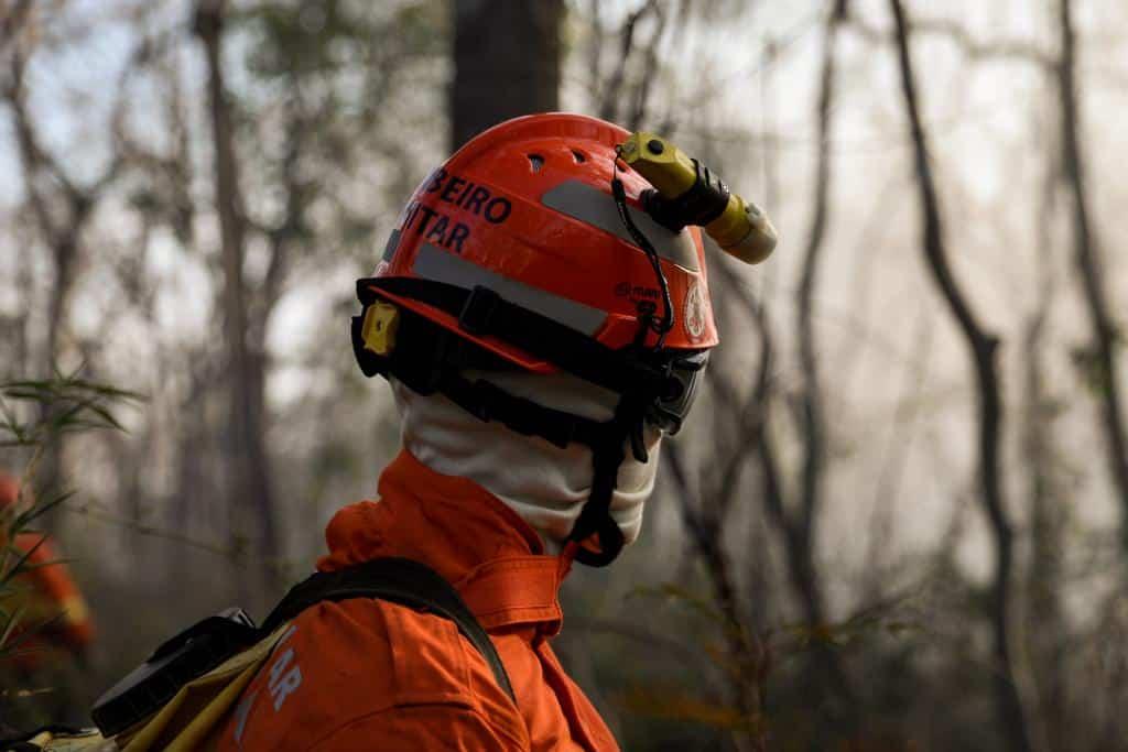 Corpo de Bombeiros combate incêndio de grandes proporções em terreno urbano em Rondonópolis