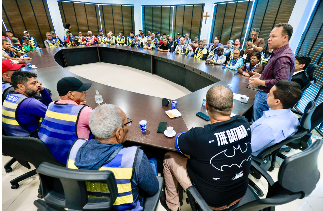 Prefeito recebe mototaxistas para café da manhã, anuncia avanços e reforça diálogo com a categoria