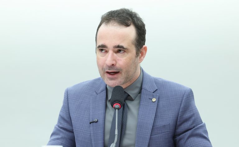Comissão aprova auxílio de R$ 600 para mães atípicas