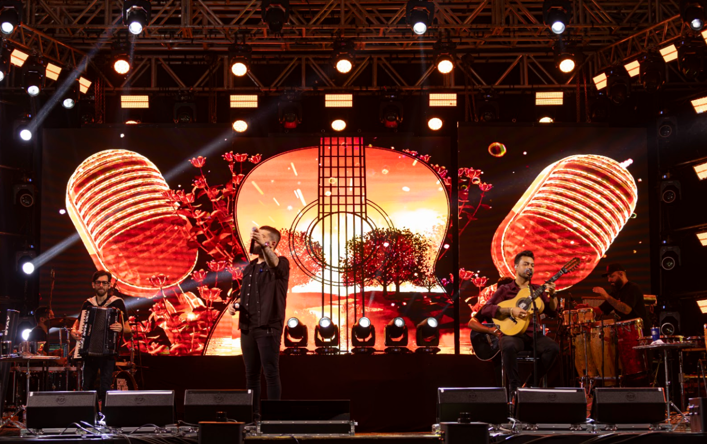 Expopedra abre em grande estilo com rodeio e show de Ícaro & Gilmar em Pedra Preta