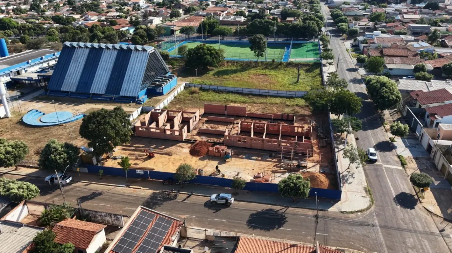 TRABALHO DA PREFEITURA | Construção do novo Caps Infantil avança no jardim Tropical