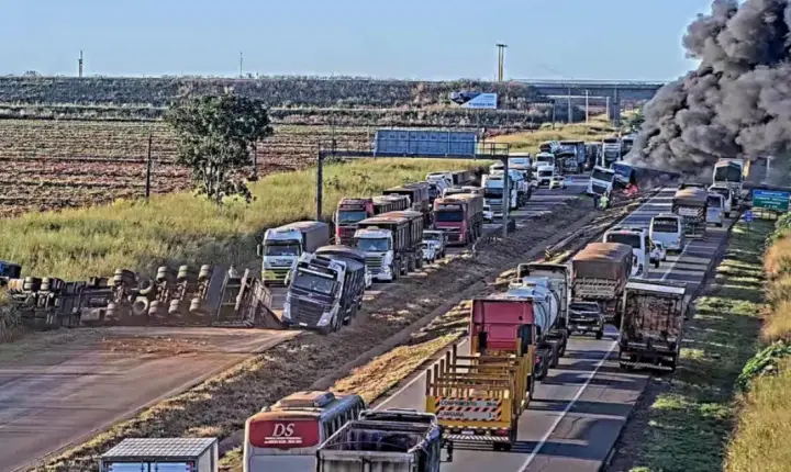 BR-163 é totalmente interditada em Rondonópolis após acidentes com caminhões e incêndio