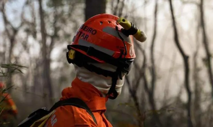 Corpo de Bombeiros combate incêndio de grandes proporções em terreno urbano em Rondonópolis