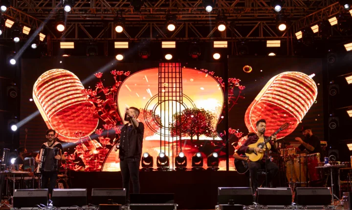 Expopedra abre em grande estilo com rodeio e show de Ícaro & Gilmar em Pedra Preta