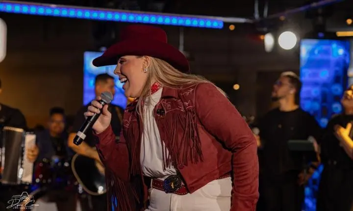Karol Moura Emociona Público E Consagra Mais Um Capítulo De Sua História Com A Gravação Do Dvd “Só Moda Boa – Volume 3”