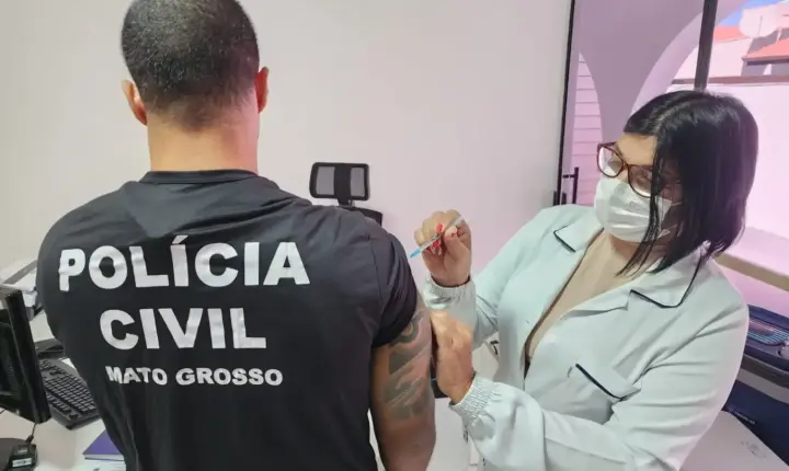 Polícia Civil vacina servidores contra H1N1 em Rondonópolis